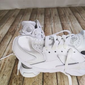 Nike Air Huarache NWOT White Sneakers 3.5